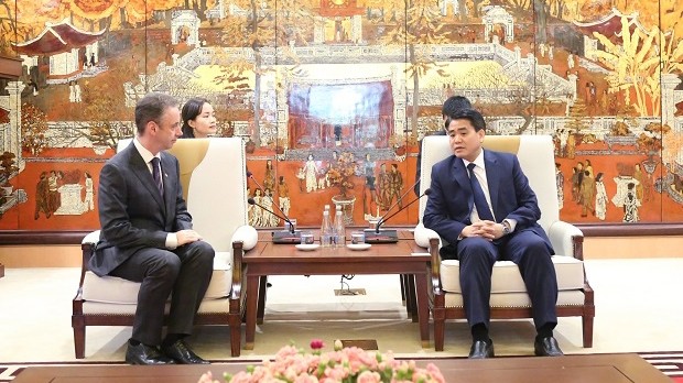 Le président du Comité populaire de Hanoi, Nguyên Duc Chung (à droite) et l’ambassadeur d'Irlande au Vietnam, John McCullagh, le 17 décembre à Hanoi. Photo : kinhtedothi.vn.
