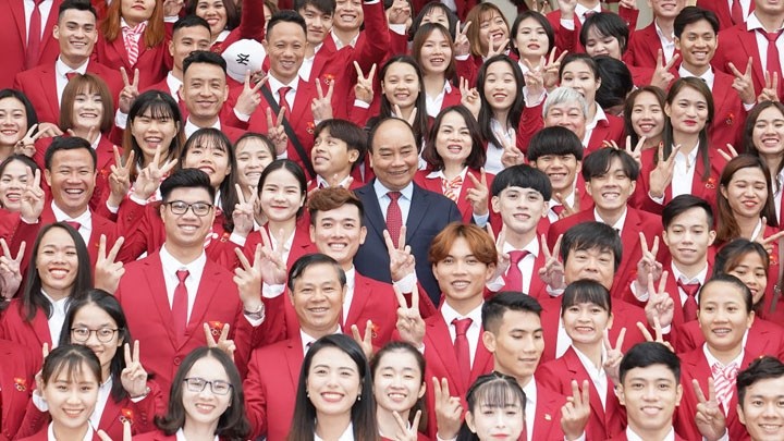 Le Premier ministre Nguyên Xuân Phuc pose une photo avec la délégation sportive vietnamienne aux 30es Jeux d'Asie du Sud-Est. Photo : VGP.