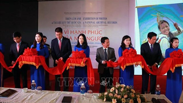 La cérémonie d’ouverture de l’exposition de photos et de documentaires sur les réalisations que le Vietnam a obtenues dans la protection et la promotion des droits de l’homme. Photo : VNA 