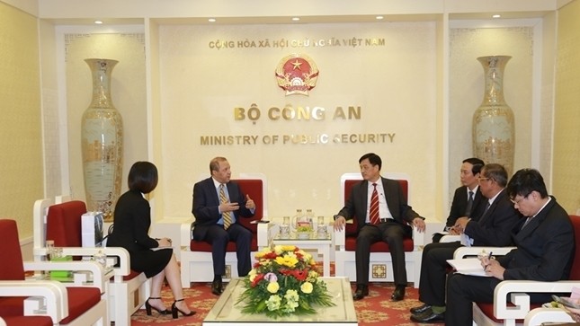 Rencontre entre le vice-ministre vietnamien de la Sécurité publique, Nguyên Duy Ngoc, et l’ambassadeur algérien au Vietnam Mohamed Berrah. Photo : CAND.