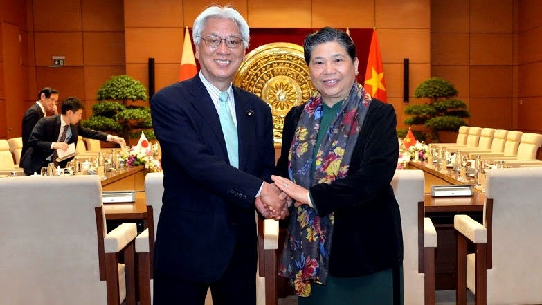 La Vice-Présidente de l'AN du Vietnam, Tong Thi Phong (à droite), et le Vice-Président de la Chambre des Conseillers du Japon, Ogawa Toshio. Photo : QH.