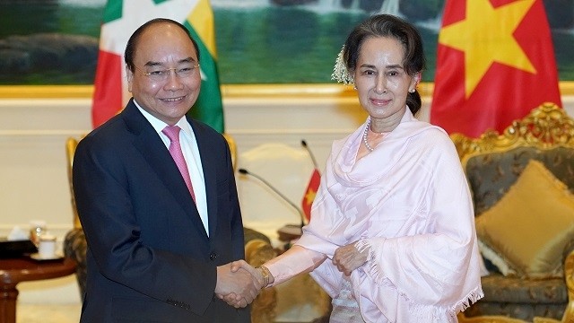 Le PM vietnamien Nguyên Xuân Phuc (à gauche) et la conseillère d'État birmane Aung San Suu Kyi, le 17 décembre à Nay Pyi Taw. Photo : VGP.