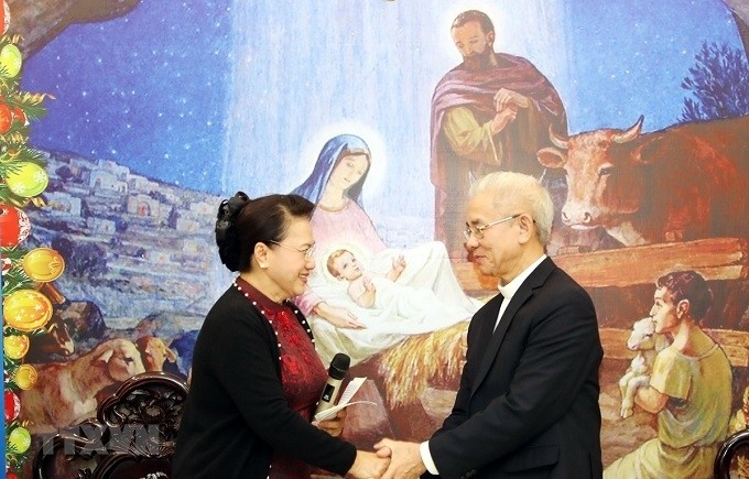 La Présidente de l'Assemblée nationale, Nguyên Thi Kim Ngân et Le président du Comité pour la solidarité des catholiques vietnamiens Trân Xuân Manh. Photo : VNA.