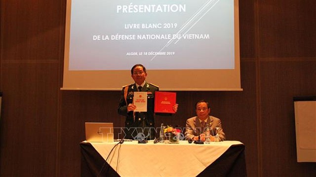 Le colonel Duong Duc Thuân, attaché militaire du Vietnam en Algérie, prend la parole lors de la cérémonie. Photo : VNA.