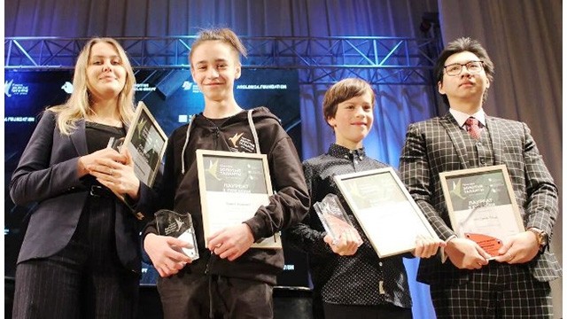 L'étudiant vietnamien Cao Dinh Thang (1er à droite) lors de la cérémonie de remise des prix. Photo : VNA.