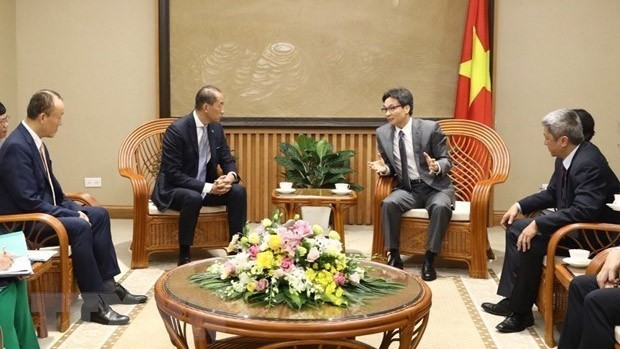 Le Vice-Premier ministre Vu Duc Dam (à droite) et le directeur régional de l’OMS pour le Pacifique occidental, Takeshi Kasai. Photo : VNA.