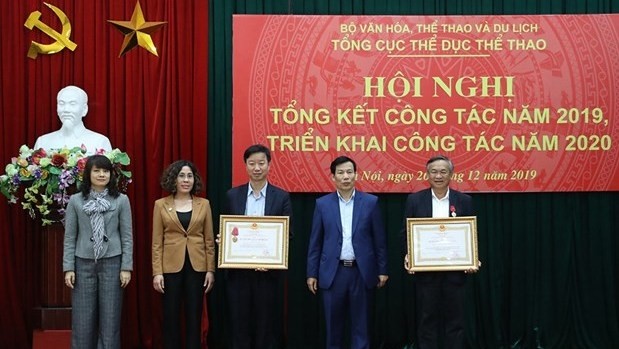 Le ministre de la Culture, des Sports et du Tourisme, Nguyên Ngoc Thiên (2e à droite) remet des Ordres du Travail à des collectifs et individus. Photo: bvhttdl.gov.vn.