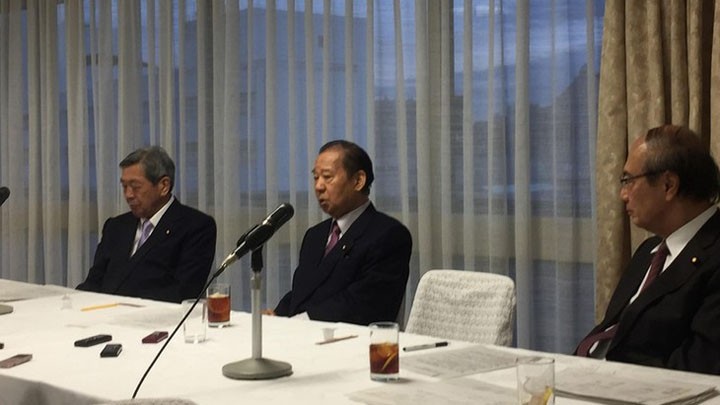 Le secrétaire général du PLD Nikai Toshihiro (centre) lors de la conférence de presse. Photo : VOV.