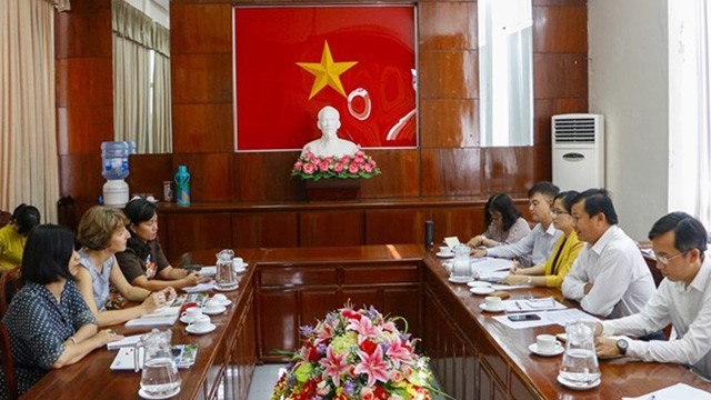 Session de travail entre le vice-président permanent du Comité populaire municipal de Cân Tho, Dào Anh Dung et des représentants de la KfW au Vietnam. Photo : VNA.