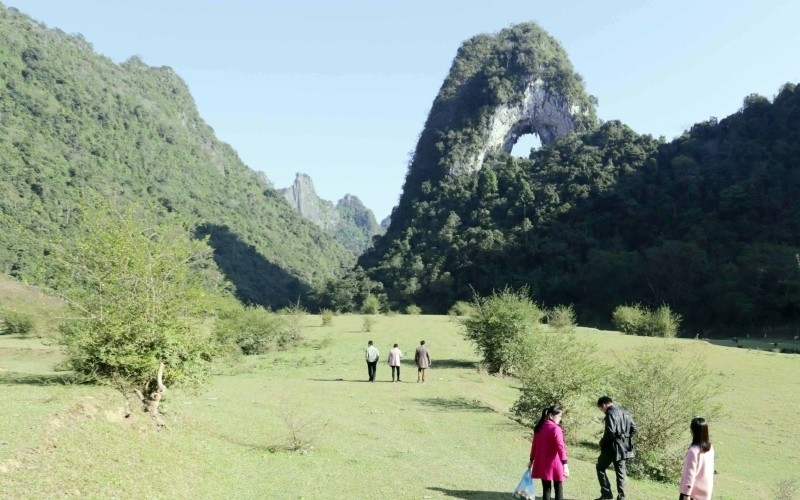 Le chemin vers une zone touristique où se trouve la montagne Nui Thung. Photo : NDEL.