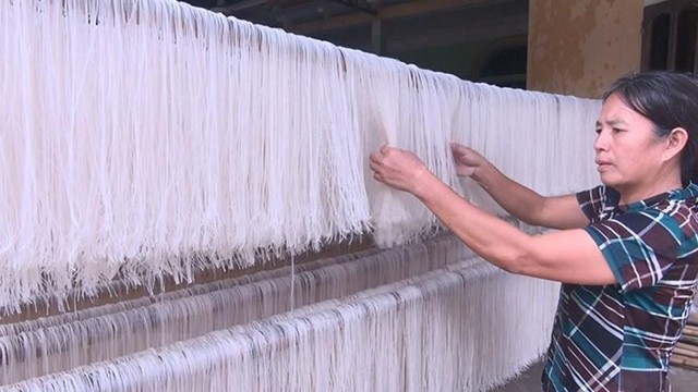 La production du vermicelle de riz Thang Long. Photo : VNA. 