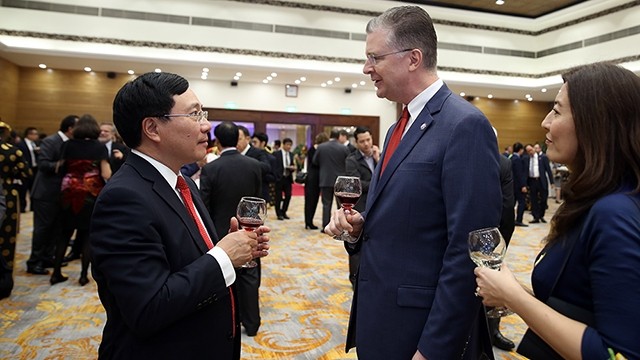 Le Vice-Premier ministre et ministre des AE, Pham Binh Minh (à gauche) en échange avec l’ambassadeur américain au Vietnam, lors de la rencontre. Photo : VGP.