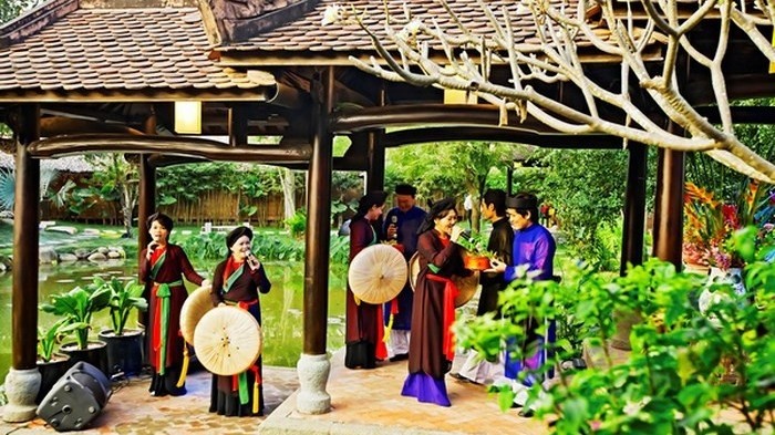 Une troupe des chants populaires Quan ho (chant alterné) de Bac Ninh. Photo : Anninhthudo.vn