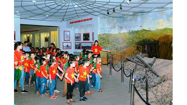 Les élèves visitent le Musée de la victoire de Diên Biên Phu. Photo : NDEL.