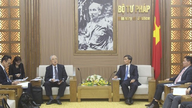 Le vice-ministre de la Justice Nguyên Ngoc Khanh (à droite) et le professeur Akio Morishima. Photo: baophapluat.vn