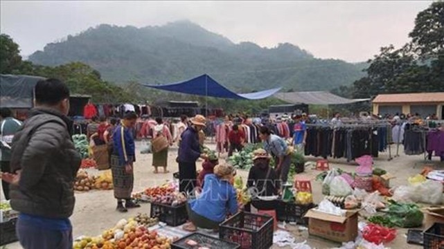  Dès le matin tôt, les gens issus des ethnies Thai et Mông, ainsi que les habitants du district laotien Viêng Xay arrivent au marché. Photo : VNA