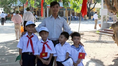Le jeune instituteur Nguyên Ngoc Ha à côté de ses 4 écoliers de l’île Sinh Tôn. Photo: VOV.
