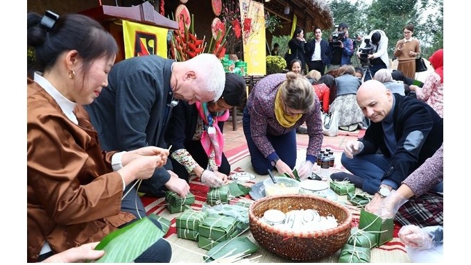 Des participants essaient de fabriquer des “banh chung”. Photo: baovanhoa.vn.