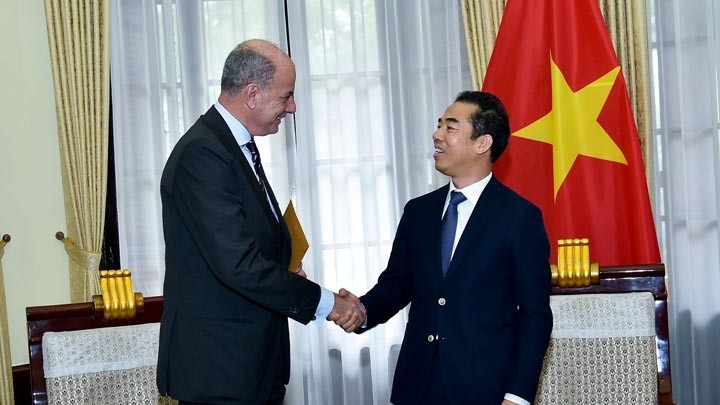 Le vice-ministre des Affaires étrangères, Tô Anh Dung (à droite), et Giuseppe de Vincentiis, représentant de l’UNHCR en Thaïlande chargé du Vietnam, du Laos et du Cambodge. Photo : BQT.