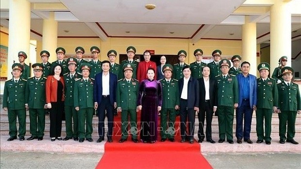 La Présidente de l’AN, Nguyên Thi Kim Ngân (au premier rang, au centre) et des soldats du commandement militaire de Dak Lak. Photo : VNA.