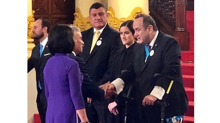 L'ambassadeur Nguyên Hoài Duong et son épouse félicitent le nouveau président du Guatemala. Photo : BQT.