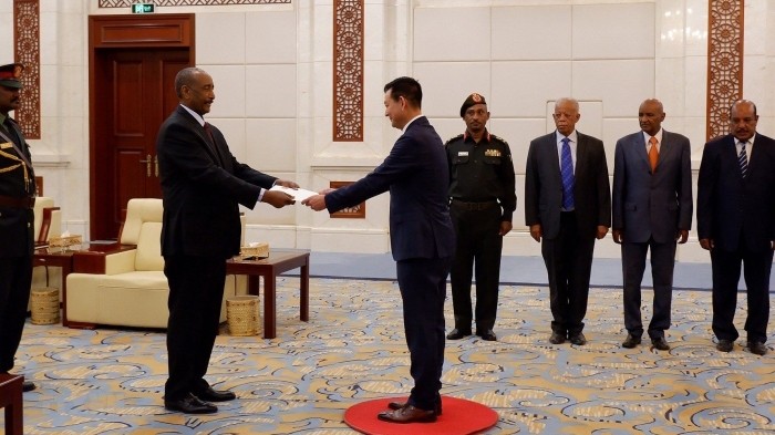 L'ambassadeur du Vietnam en Égypte et au Soudan, Trân Thành Công (à droite) présente ses lettres de créance au président du Conseil militaire de transitoire du Soudan, Abdalftah Alburhan A. Alrahman Alburhan. Photo : VNA.