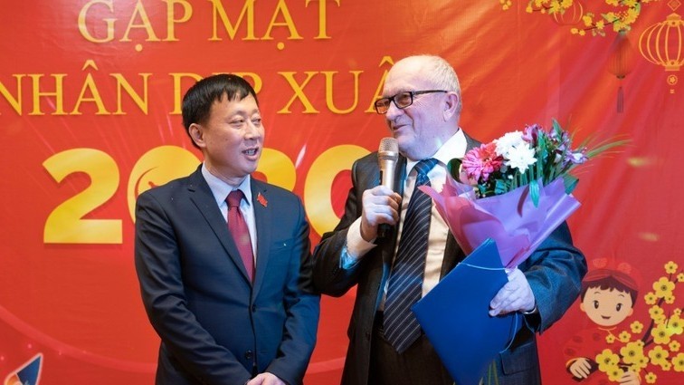 Le Consul général du Vietnam à Ekaterinbourg, Ngô Phuong Nghi (à gauche) et Mikhail Morozov, président de l’Association d’amitié Russie-Vietnam lors de la rencontre. Photo : VOV.