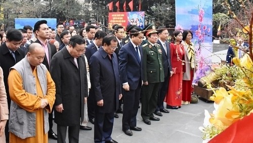 Les dirigeants et anciens dirigeants de Hanoi lors de la cérémonie célébrant le 231e anniversaire de la victoire de Ngoc Hôi - Dong Da. Photo :  laodongthudo.vn