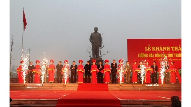 Les délégués coupent la ruban d'inauguration de la statue du Secrétaire général Truong Chinh à Nam Dinh. Photo : NDEL