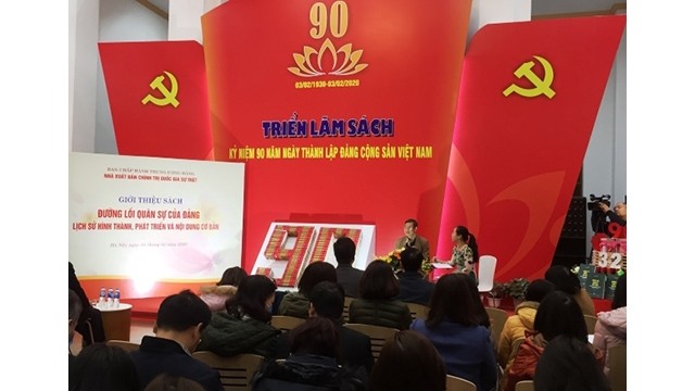 La cérémonie de lancement d’un livre sur les lignes politiques militaires du Parti communiste du Vietnam. Photo : NDEL.