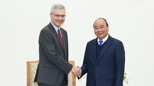 Le PM vietnamien Nguyên Xuân Phuc (à droite) et l’ambassadeur de France au Vietnam Nicolas Warnery. Photo : VGP.