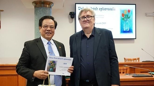 L’ingénieur vietnamien Nguyên Quyêt Tiên (à gauche) reçoit le prix littéraire tchèque 2019. Photo : VNA.