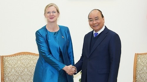 Le PM vietnamien Nguyên Xuân Phuc (à droite) et la nouvelle ambassadrice suédoise Ann Mawe. Photo: VGP.