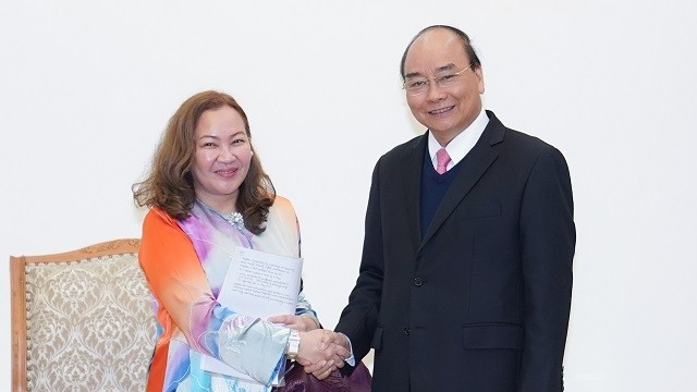 Le PM vietnamien Nguyên Xuân Phuc (à droite) et la nouvelle ambassadrice malaisienne au Vietnam Dato' Shariffah Mustaffa. Photo : Trân Hai/NDEL.