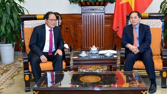 Le vice-ministre permanent vietnamien des Affaires étrangères Bùi Thanh Son (à droite) et l’ambassadeur sud-coréen au Vietnam Park Noh-wan. Photo : BQT.