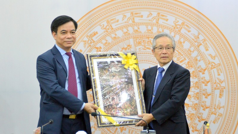 Le vice-président du Comité populaire provincial de Phu Tho, Nguyên Thanh Hai (à gauche), remet un cadeau à Tejima Koji, député de la Chambre des représentants du Japon. Photo : Baophutho.vn