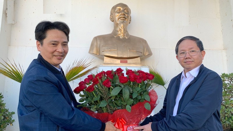 L'ambassadeur Nguyên Thành Vinh (à gauche) offre de l'encens et dépose des fleurs à la mémoire du Président Hô Chi Minh devant sa statue dans l’Ambassade du Vietnam en Algérie. Photo : BQT.