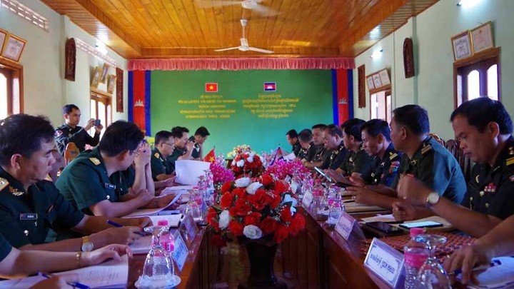 Cérémonie de signature du mémorandum d'entente sur la coopération en 2020 entre la province de Ratanakiri et le commandement militaire de la province vietnamienne de Gia Lai. Photo : TD.