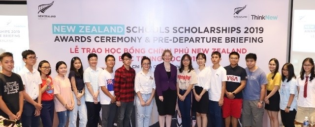 Des élèves vietnamiens qui reçoivent les bourses d’études scolaires néo-zélandaises en 2019. Photo : thoidai.com.vn