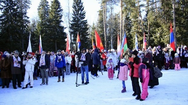 Les délégations de différents pays participent aux 20es Jeux diplomatiques d'hiver en Russie. Photo : VNA.
