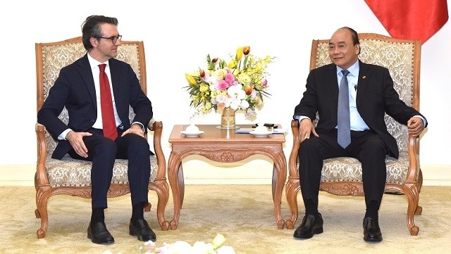 Le PM vietnamien Nguyên Xuân Phuc (à droite) et l’ambassadeur Pier Giorgio Aliberti, chef de la délégation de l’UE au Vietnam. Photo : Trân Hai/NDEL.