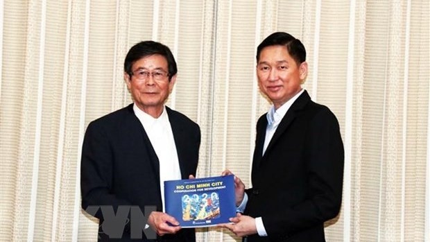 Le vice-président du Comité populaire de Hô Chi Minh-Ville, Trân Vinh Tuyên (à droite), et le vice-gouverneur de la préfecture de Wakayama, Shimo Hiroshi. Photo: VNA.