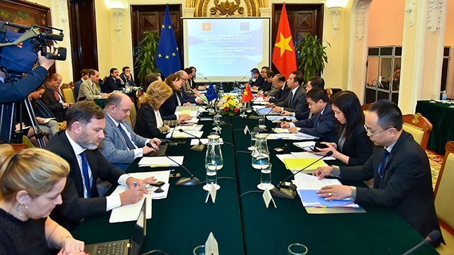 La réunion de la sous-commission des affaires politiques du Comité mixte pour la mise en œuvre de l'accord-cadre de l’APC entre le Vietnam et l’UE le 17 février à Hanoi. Photo : VGP.