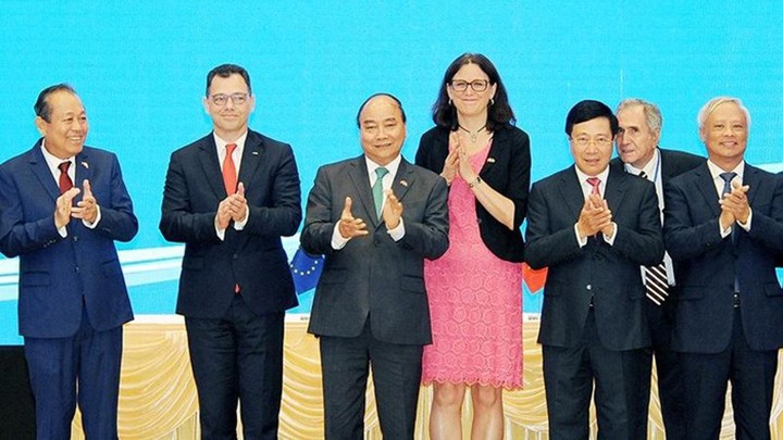 Le Premier ministre Nguyên Xuân Phuc et des délégués à la cérémonie de signature de l'EVFTA et l'EVIPA. Photo : NDEL.