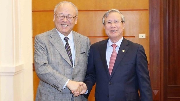 Le Permanent du Secrétariat du PCV Trân Quôc Vuong (à droite) et le conseiller spécial de l’Alliance parlementaire d’Amitié Japon-Vietnam, Takebe Tsutomu. Photo : VNA.