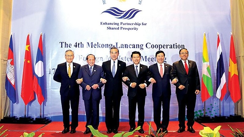 Les chefs des six délégations participant au 5e Sommet de MLC. Photo: baoquocte.vn
