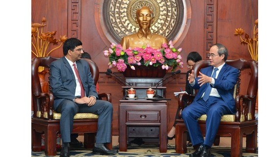 Le secrétaire du Comité du Parti pour Hô Chi Minh-Ville, Nguyên Thiên Nhân (à droite), reçoit le consul général à Hô Chi Minh-Ville, K. Srykar Reddy. Photo : SGGP.