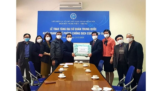 La cérémonie de remise de 1 000 masques de protection à l’ambassade de Chine au Vietnam. Photo : Journal Hanoimoi.