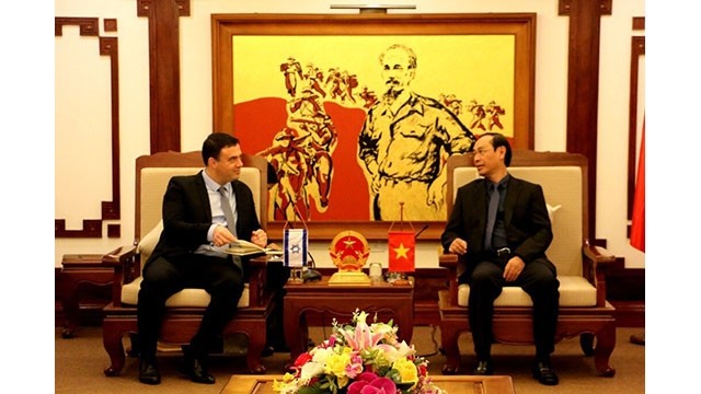L'ambassadeur d’Israël au Vietnam, Nadav Eshcar (à gauche) et le vice-ministre des Communications et des Transports, Lê Dinh Tho (à droite). Photo : https://www.baogiaothong.vn