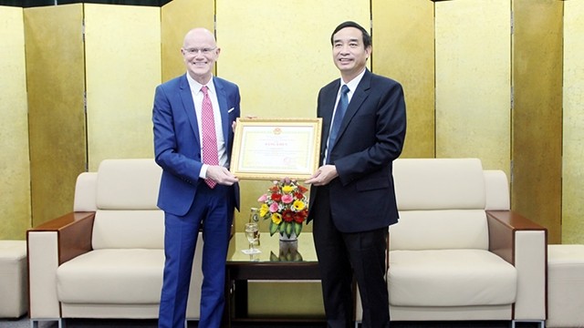 Le vice-président du Comité populaire de la ville, Lê Trung Chinh (à droite) remet un satisfecit à Erich Lejeune pour sa contribution importante à la ville de Dà Nang en 2019. Photo : thoidai.com.vn.